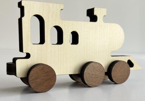 Ahşap, Mıknatıslı ve Döner Tekerli Birbirine Neodyum Mıknatısla Yapışan Özel Üretim İsim Yazılabilir Harf Tren İlk Vagon - Image 1