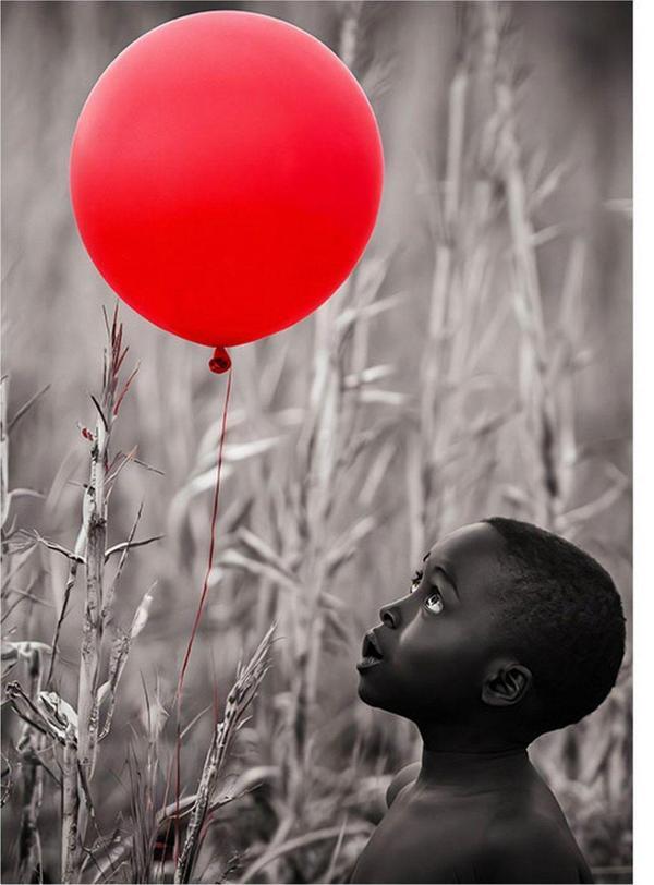 Ekart Afrikalı Çocuk Ve Kırmızı Uçan Balon Model Mdf tablo 35 cm x 50 cm - Image 1