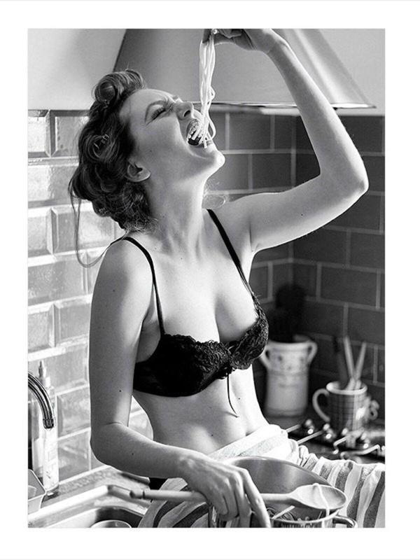 Ekart Makarna Yiyen Kadın Mdf Tablo 35 cm x 50 cm - Image 1