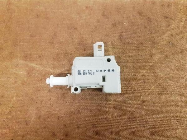 3B0959781E Depo Kapak & Merkezi Kilit Motoru Polo Hb 2002-2010 - Image 1