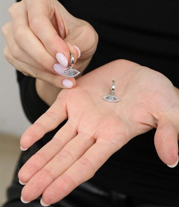 Mavi-Beyaz Zirkon Taşlı Sallantılı Göz Detaylı Silver Renk 925 Ayar Gümüş Kadın Küpe - Image 1