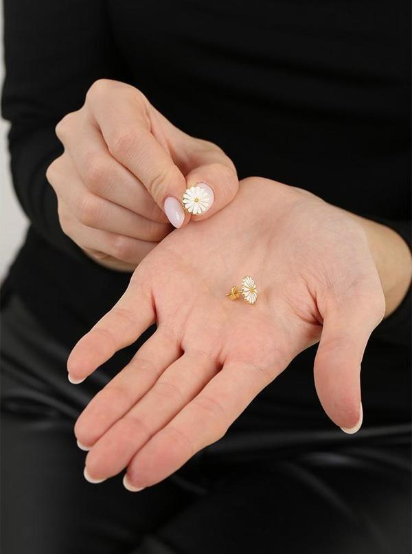 Papatya Tasarım Gold Renk 925 Ayar Gümüş Kadın Küpe - Image 1