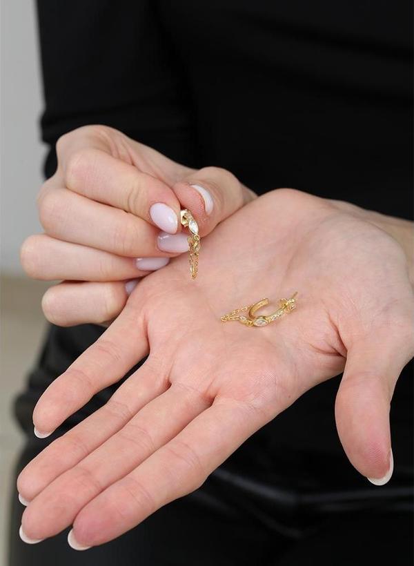Oval Tek Taş Tasarım Sıralı Zirkon Taş Süslemeli Sallantılı Zincir Detaylı Gold Renk 925 Ayar Gümüş Kadın Küpe - Image 1