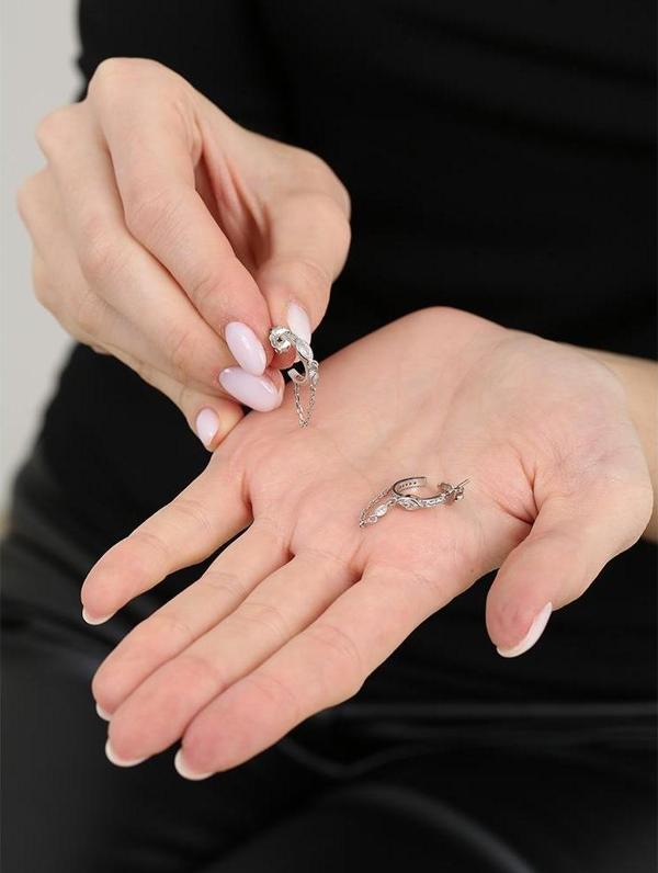 Oval Tek Taş Tasarım Sıralı Zirkon Taş Süslemeli Sallantılı Zincir Detaylı Silver Renk 925 Ayar Gümüş Kadın Küpe - Image 1