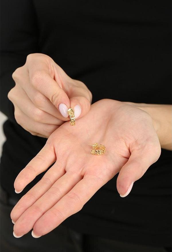 Zincir Tasarım Yarım Tur Gold Renk 925 Ayar Gümüş Kadın Küpe - Image 1