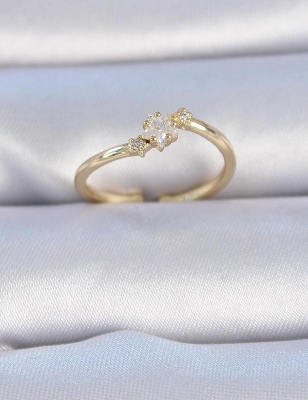 Pirinç Gold Renk Beyaz Çiçek Model Zirkon Taş Detay Kadın Yüzük - EBJ241012W28563 - Image 1