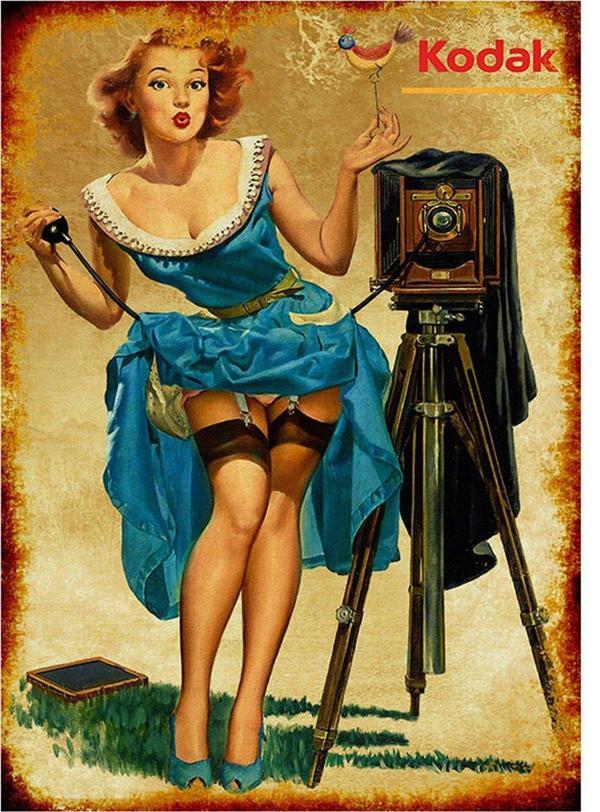 Bedeko Fotoğraf Çeken Pin Up Kızı Desenli Mdf Tablo - Image 1