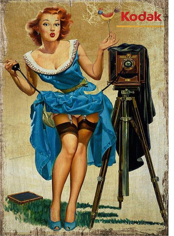 Bedeko Fotoğraf Çeken Pin Up Kızı Desenli Ahşap Tablo - Image 1