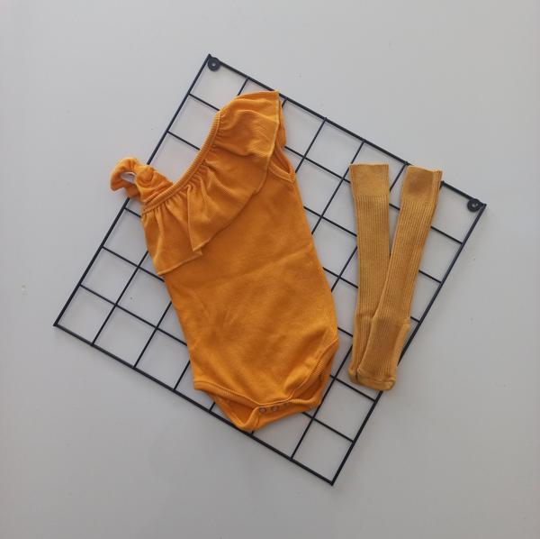MARS BABY Kız Bebek Hardal Ribana Fırfırlı Tek Kol Askılı Badi Çorap Set - Image 1