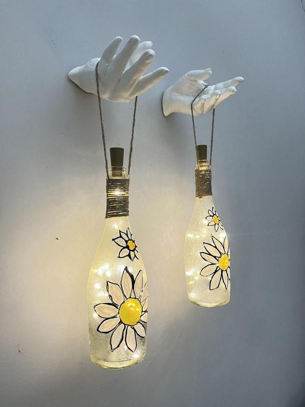 Mes Reves Design Kadın Eli Heykeli Dekorlu Peri Led Işıklı Papatya Desenli Vitray Boyama Şampanya Şişesi Aplik Set - Image 1