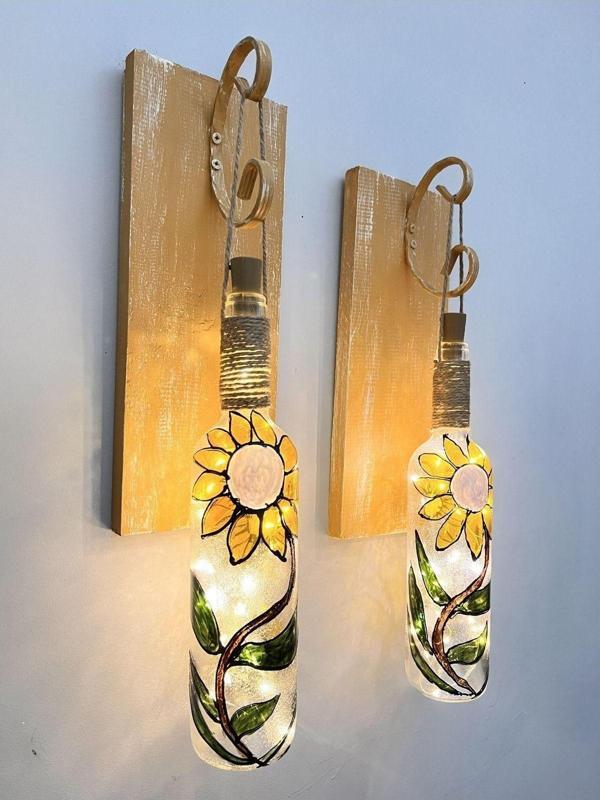 Mes Reves Design Peri Led Aydınlatma Sarı Ahşap Dekorlu, Vitray El Boyama Ayçiçekli Şarap Şişesi Aplik 2 'Li Set. - Image 1