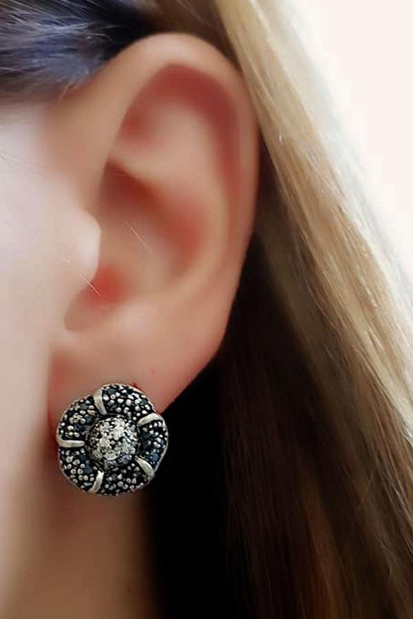 Oniks ve zirkon taş detaylı 925 ayar gümüş çiçek küpe - Image 1