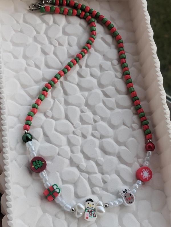 Amabel Jewelerys Kumboncuk, Yılbaşı Figürleri Detaylı Çocuk Kolye - Image 1