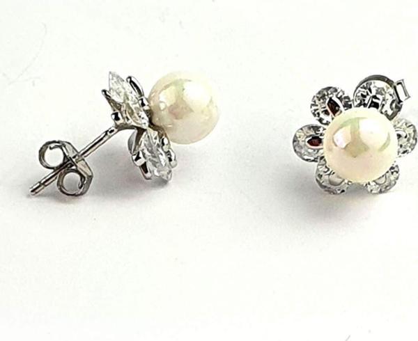 Pırlanta Işıltısında Zirkon Taşlı 925ayar Gümüş Çiçek Figürlü İnci Küpe - Image 1