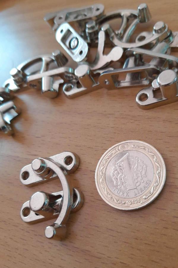 Orta Boy Nikel Yay Gözü Kancalı Kilit 10 adet Kutu Sandık ve Kapak Klipsi 28x33 mm - Image 1