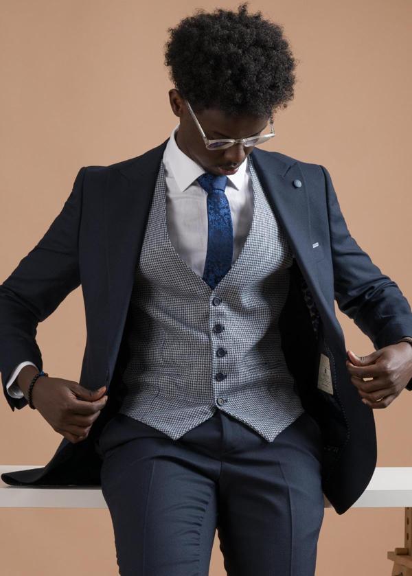 Carutte Slimfit Sivri Yaka Çift Pileli Dokulu Kumaş Yelek Kombinli Takım Elbise - Image 1