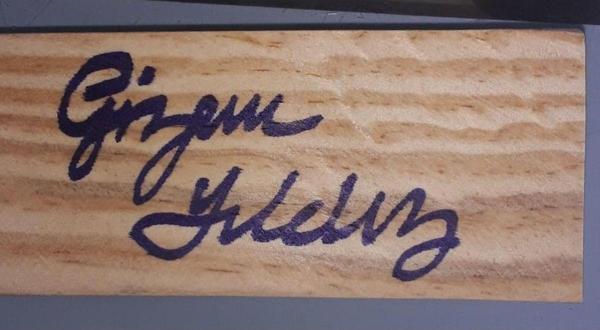 Wooden Gold 9 cm Yükseklikte Kişiye Özel Hediyelik Silinmez Isim Yazılı Masa Altı Ayak Desteği - Image 1
