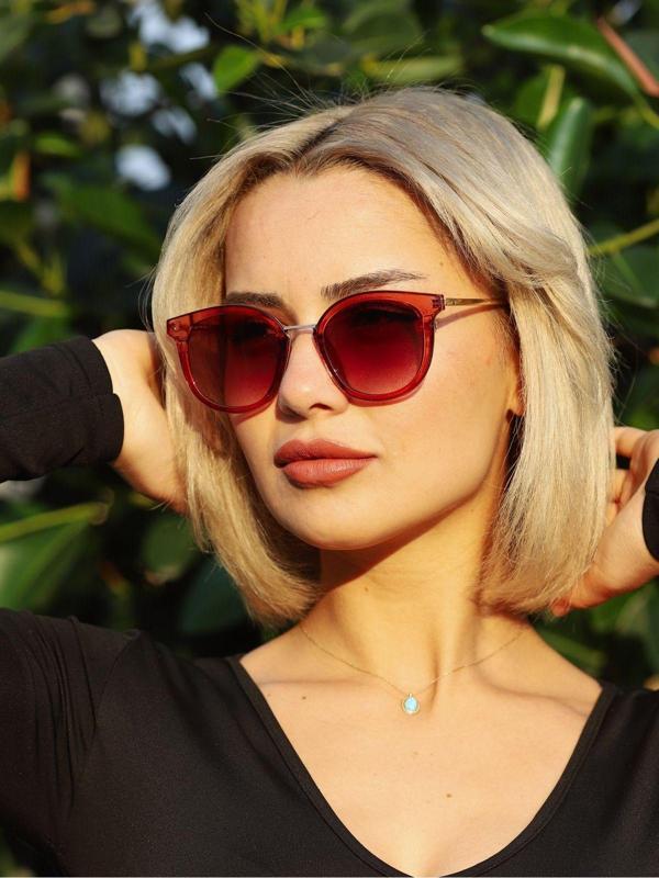 Angel Eyes Kadın Güneş Gözlüğü Geometrik Tasarım Şeffaf Kırmızı Çerçeve Siyah Degrade Cam - Image 1