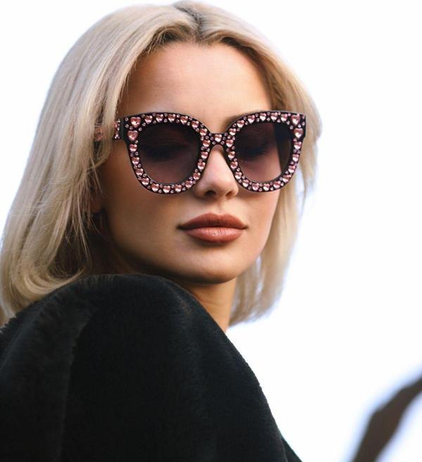 Angel Eyes Kadın Güneş Gözlüğü Kare Tasarım Pembe Kalp Işlemeli Siyah Çerçeve Siyah Cam - Image 1