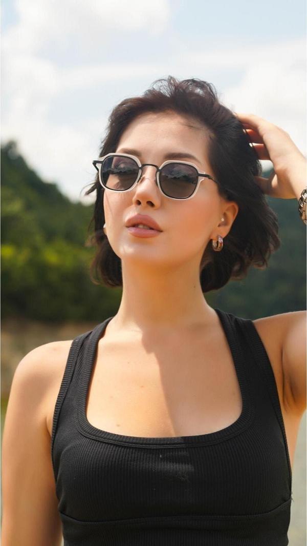 Angel Eyes Kadın Güneş Gözlüğü Köşeli Kare Şeffaf Çerçeve Siyah Cam - Image 1