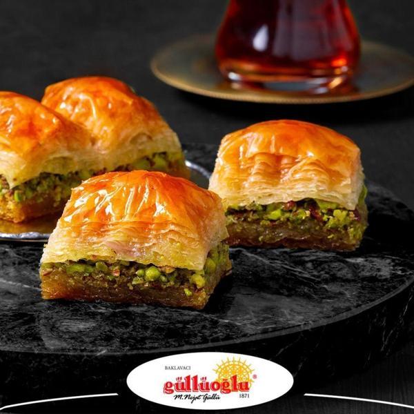 Güllüoğlu Fıstıklı Baklava 1 Kg. - Image 1