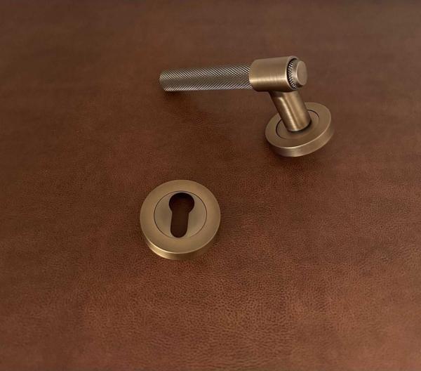 KOLDOOR  Handles ZK62 Punch Mat Antik Sarı Rozetli Yale Çelik Kapı Kolu Sol Basar Tek Yön - Image 1