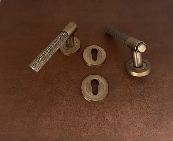 KOLDOOR Handles ZK62 Punch Mat Antik Sarı Rozetli Yale Çelik Kapı Kolu 1 Takım - Image 1
