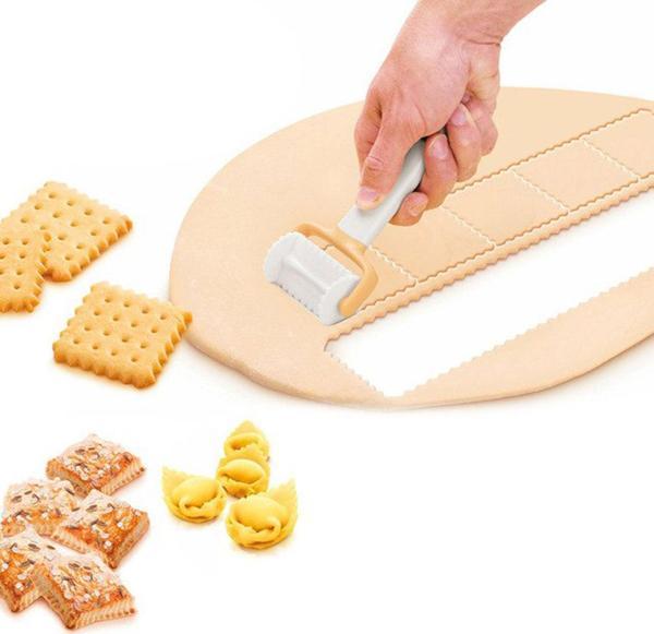 Plastik Kare Tırtıklı Petibör Hamur Kesici ve Şekillendirici - Image 1