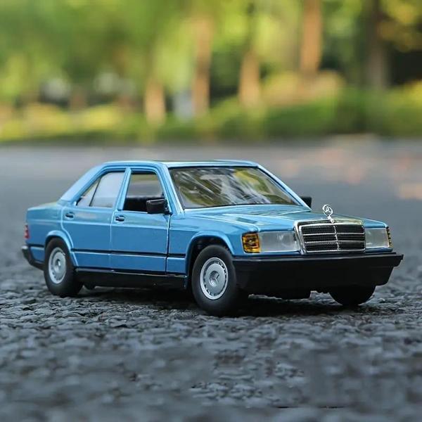 Burago 1/24 Mercedes Benz 190E 2.6 Model Araç Mavi 17,7cm x 5,5cm x 7,3cm - Image 1