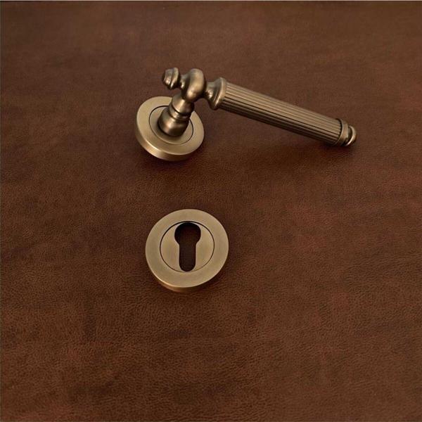 Osmanlı Handles ZK37 Antik Sarı Zamak Yuvarlak Rozetli Çelik Kapı Kolu Sağ Basar Tek Yön - Image 1