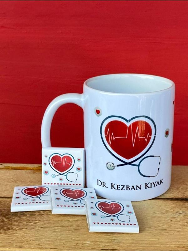 Hepsi Enteresan Doktorlara Özel Çikolatalı Kupa, Isme Özel Porselen Kupa, Doktor Hediyesi, 14 Mart Hediyesi - Image 1