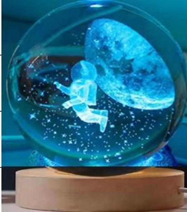 Dekoratif Uçan ASTRONOT Tasarımlı Ahşap altlıklı Işıklı Cam Küre Büyük Boy Cam:8cm Ahşap:2cm - Image 1
