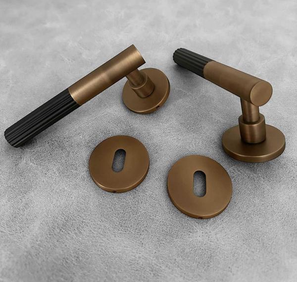 Duo One-S Zamak Mat Antik Sarı - Siyah Rozetli Zamak Oda Kapı Kolu 1 Takım - Image 1
