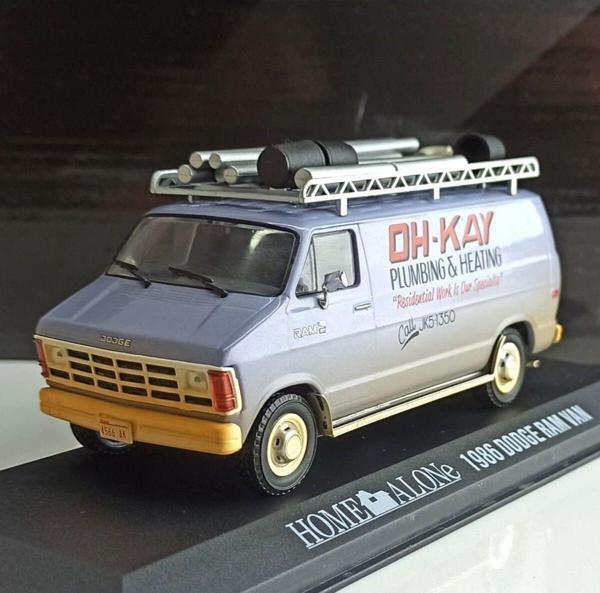 Greenlight 1:43 Dodge Ram 1986 Van Home Alone Minibüs - Image 1