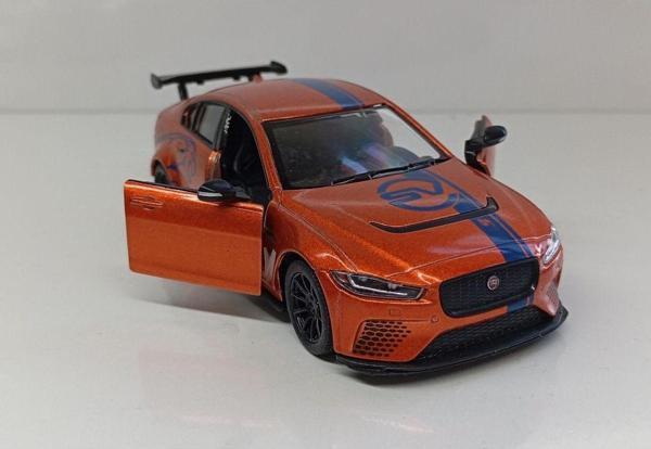 Kinsmart 1:38 Jaguar Xe Sv Project Çek-Bırak Metal Araba - Image 1