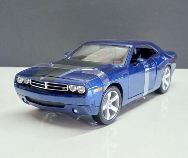 Maisto 1:18 2006 Dodge Challenger Consept - Image 1