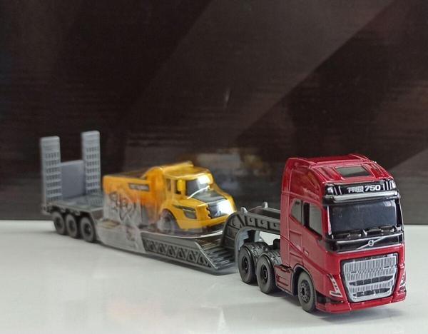 Maisto 1:87 Volvo Fh 16 With Volvo A25 G Articulated - Image 1