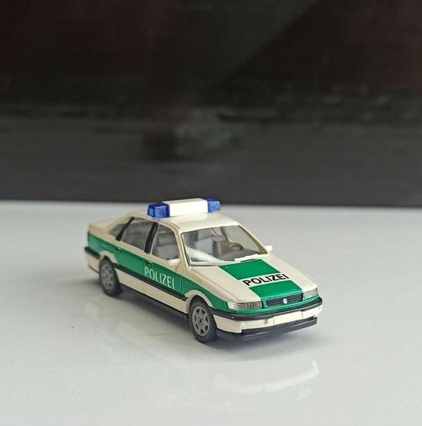 Wiking 1:87 Volkswagen Passat Limousine Polızei ( Mini Boy) - Image 1