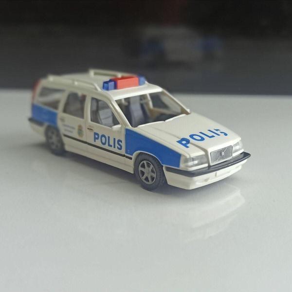 Wiking 1:87 Volvo 850 Kombi Polis (Minik Boy Detaylı Model) - Image 1