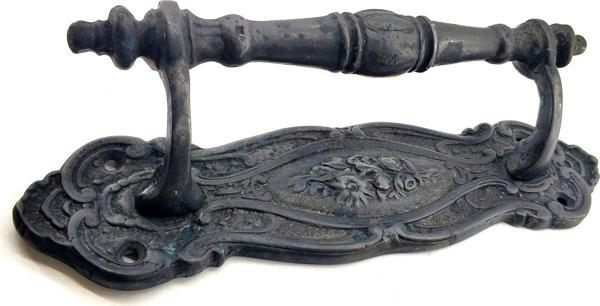 Antika Tarz Dekoratif Pirinç Çiçekli Yan Çekme Kapı Kolu - 240x62 mm, Oksit - Image 1