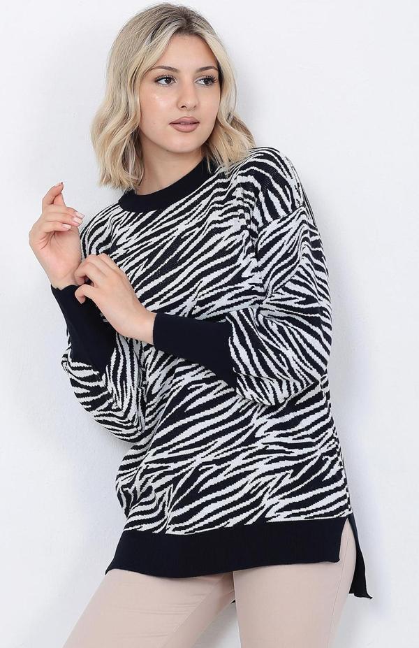 Kadın Triko Kazak Bisiklet Yaka Zebra Desenli Oversize Yırtmaçlı Beyaz Siyah - Image 1