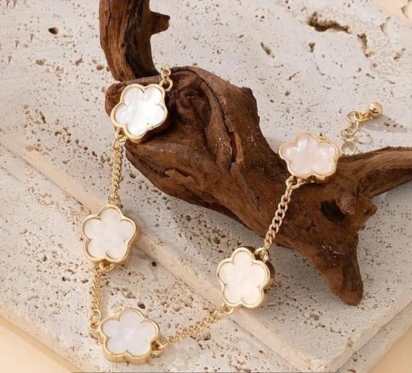 ŞANSLI ÇİÇEK TASARIMLI ÇELİK BİLEKLİK - Image 1