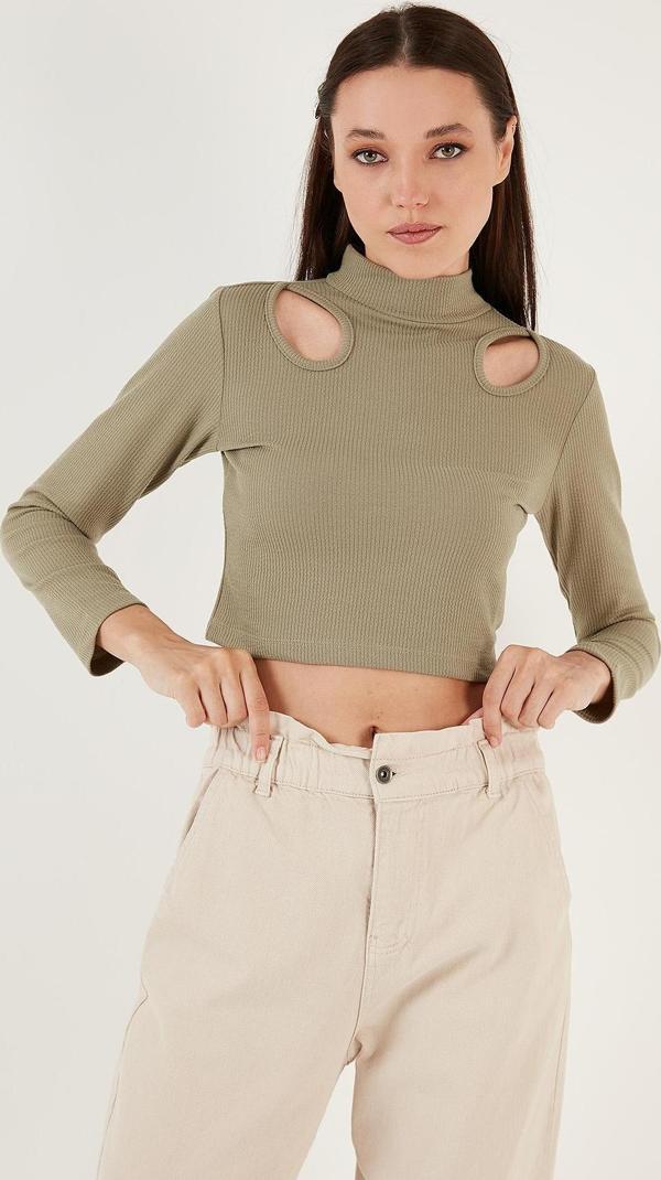 Lela Esnek Slim Fit Cut Out Pencereli Dik Yaka Crop Bayan Bluz 5865348 Olive - Image 1