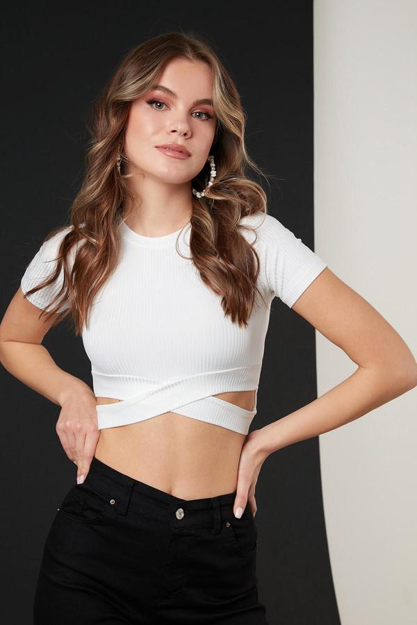 Lela Fitilli Bel Detaylı Kısa Kollu Dar Kesim Crop Bayan Bluz 5864211 EKRU - Image 1