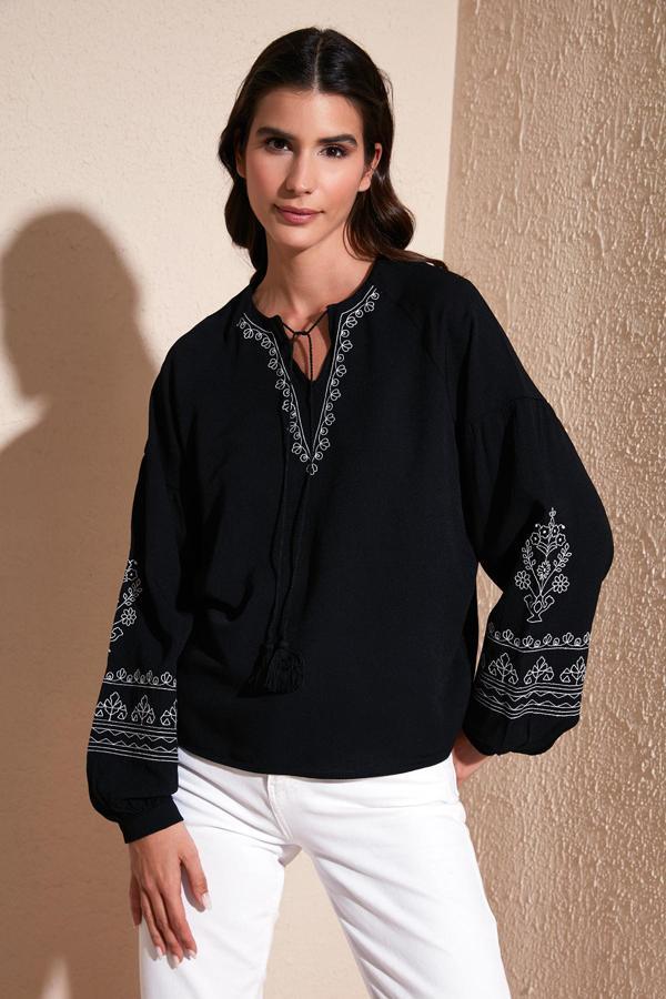 Lela Yakası Bağlamalı Kolları Nakışlı V Yaka Regular Fit Bayan Bluz 611BZ0368 SİYAH - Image 1