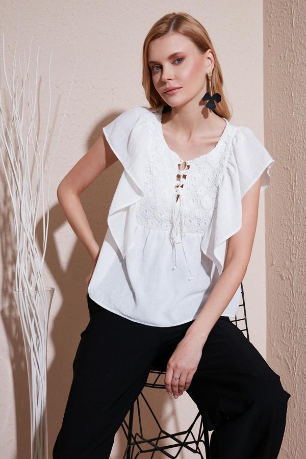 Lela Regular Fit Önden Bağlamalı Volanlı Bayan Bluz 611FB20064 EKRU - Image 1
