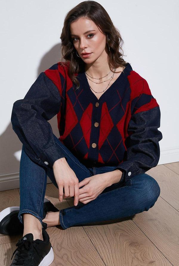 Lela Desenli Regular Fit Düğmeli V Yaka Crop Bayan Hırka 4615553 LACİVERT-KIRMIZI - Image 1