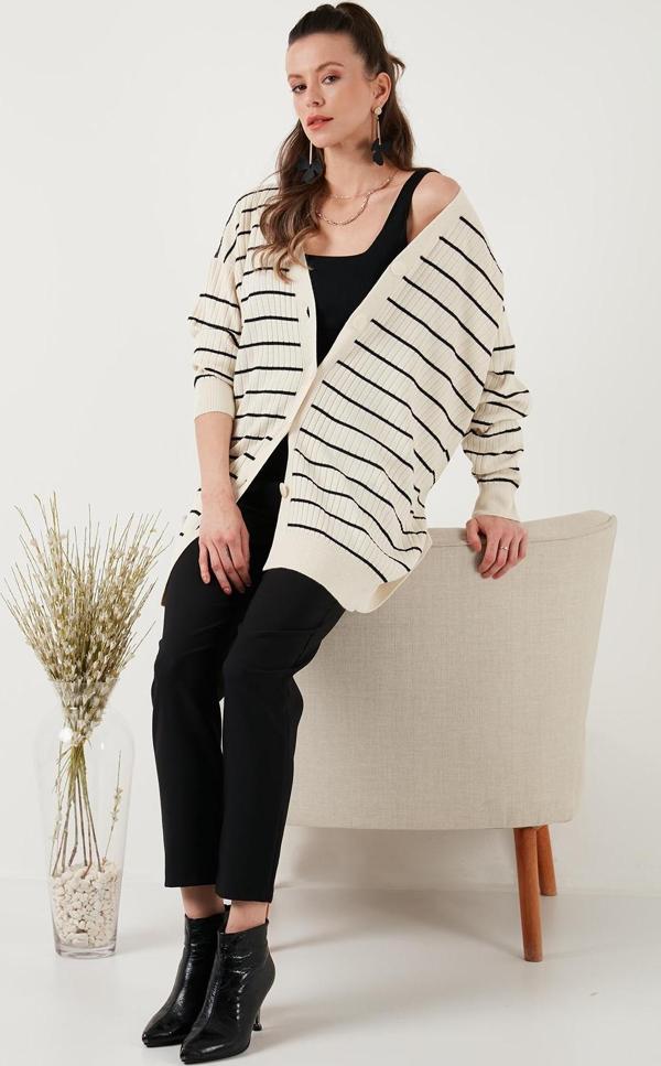 Lela V Yaka Düğmeli Triko Bayan Hırka 4616137 KREM-SİYAH - Image 1