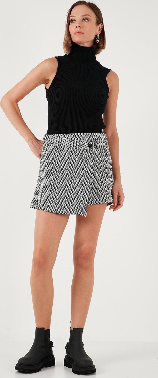 Lela Desenli Pamuklu Asimetrik Kışlık Mini Bayan Şort Etek 611SR0043 SİYAH - Image 1