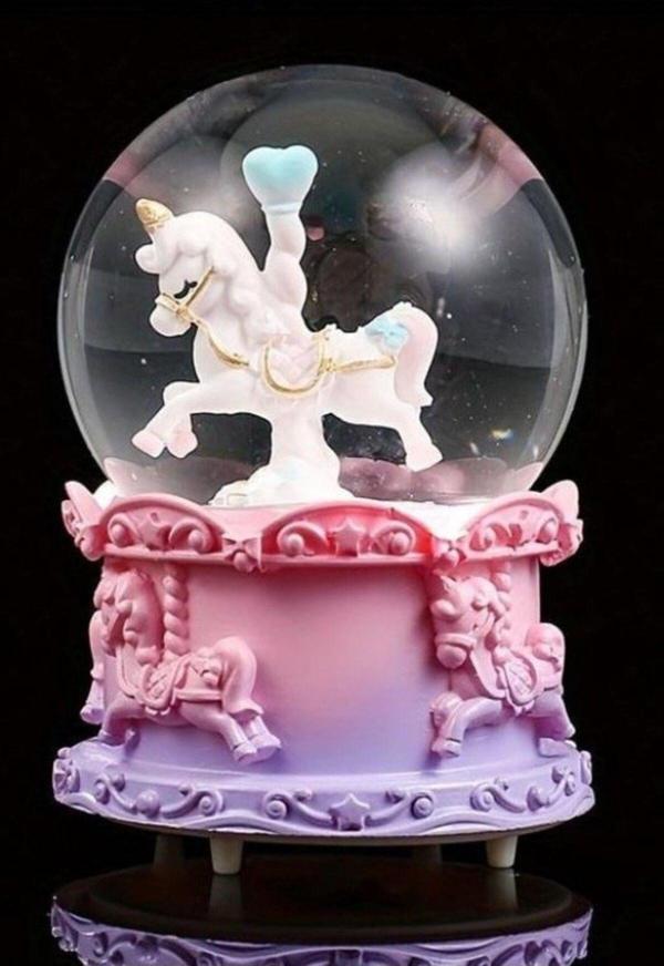 Sevgiliye Yeni Yıl Yılbaşı Hediyesi Mor Unicorn Tasarımlı Kar Küresi Işıklı Müzikli Orta Boy 12 cm - Image 1